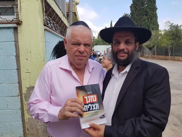 ראש עיריית נוף הגליל מר רונן פלוט מקבל את הספר נחנך ונצליח